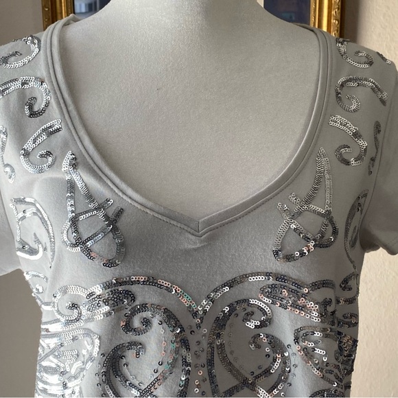 White House Black Market Sequin V Neck Womens Knit Top Size Medium Silver Gray - Picture 2 of 8